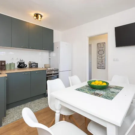 Pet Friendly In With View