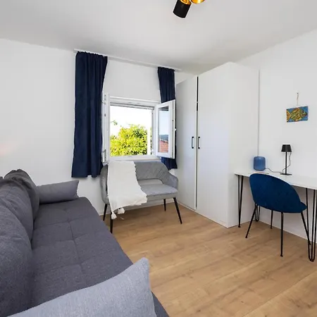 Apartment Pet Friendly In With View